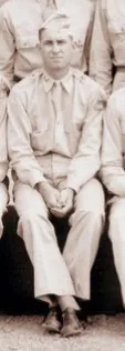 Travis M. Brown sur une photo de groupe