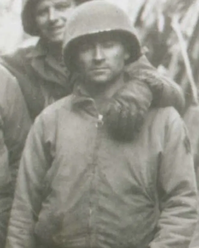 Sergent John Grimes dans les Ardennes, hiver 1944, casque M1 et veste à col de fourrure